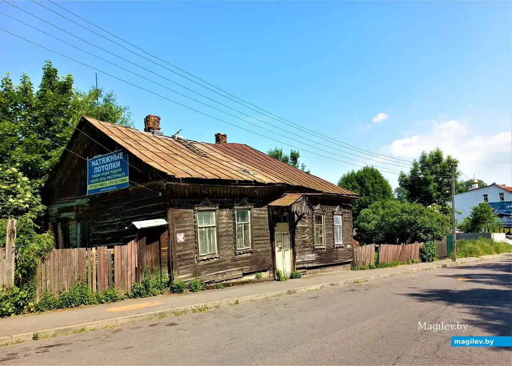 Это, наверное, самый часто фотографируемый в Могилеве дом. Все его постоянно фоткают, предполагая, что бедолага вот-вот рухнет, и их снимок будет самым последним. А дом