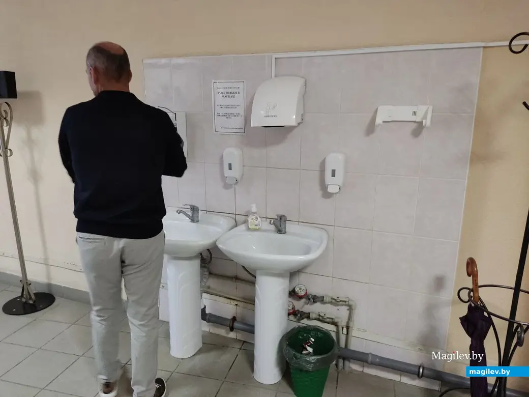 Уголок личной гигиены. Можно помыть руки и оставить зонты в специальной стойке. 21.06.2022 г. Могилев