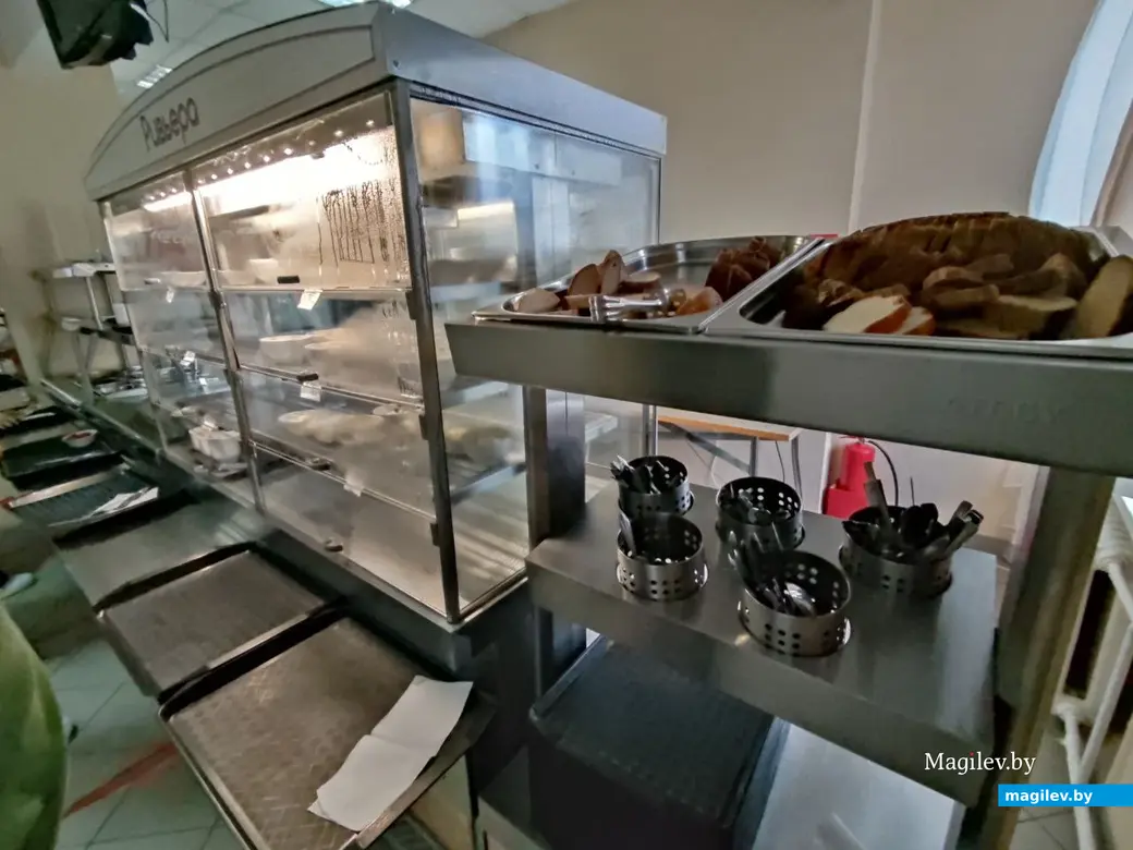 Кафе «О’кей» в здании общежития Могилевского медколледжа. 21.06.2022 г. Среди столовых приборов есть даже ножи