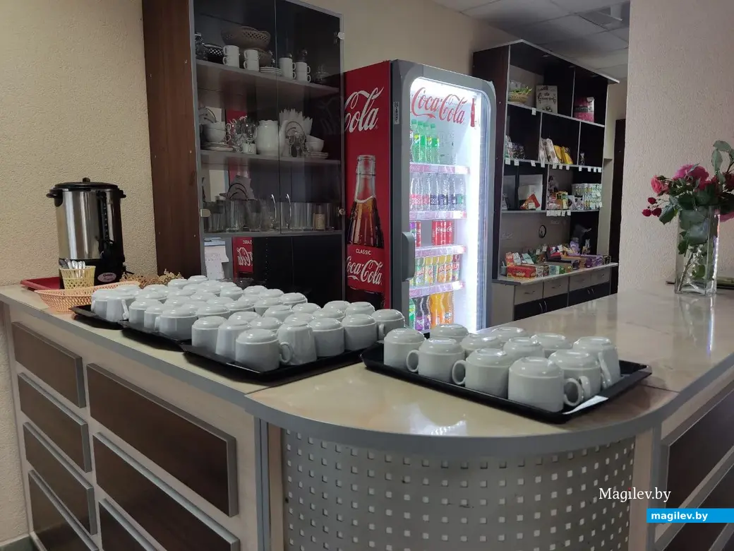 Кафе «О’кей» в здании общежития Могилевского медколледжа. 21.06.2022 г. Покупаешь пакетик чая или кофе и сам заливаешь его кипятком из электрочайника