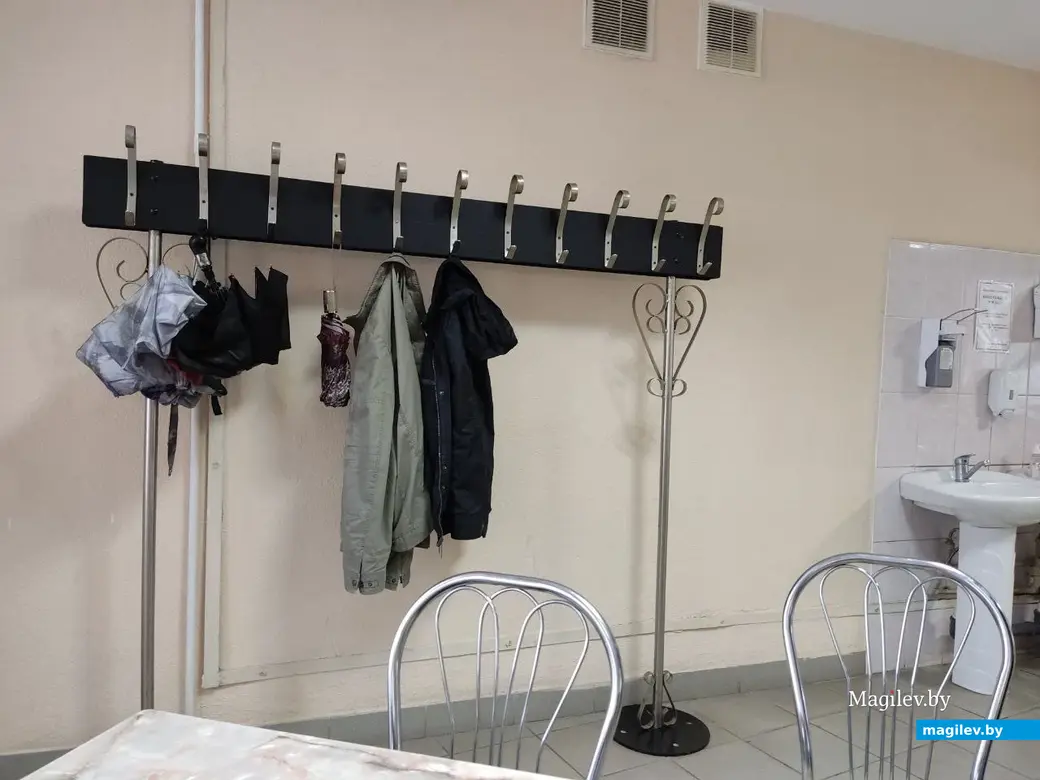 Верхнюю одежду на вешалку, а не на спинку стула! 21.06.2022 г. Могилев