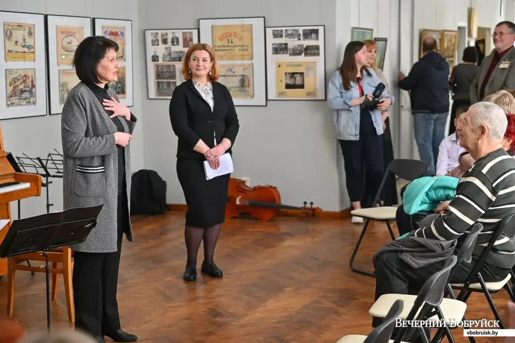 Выставка «Альбом из 45-го» в 2021 году. Директора художественного музея Светлана Привалова и Зонального госархива Оксана Канойко. Фото Александра ЧУГУЕВА.