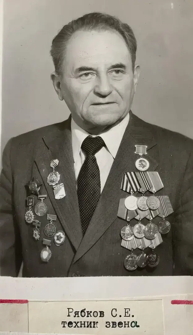 Бывший авиатехник Сергей Ефимович Рябков, сохранивший для потомков «Альбом из 45-го». Фото послевоенное.