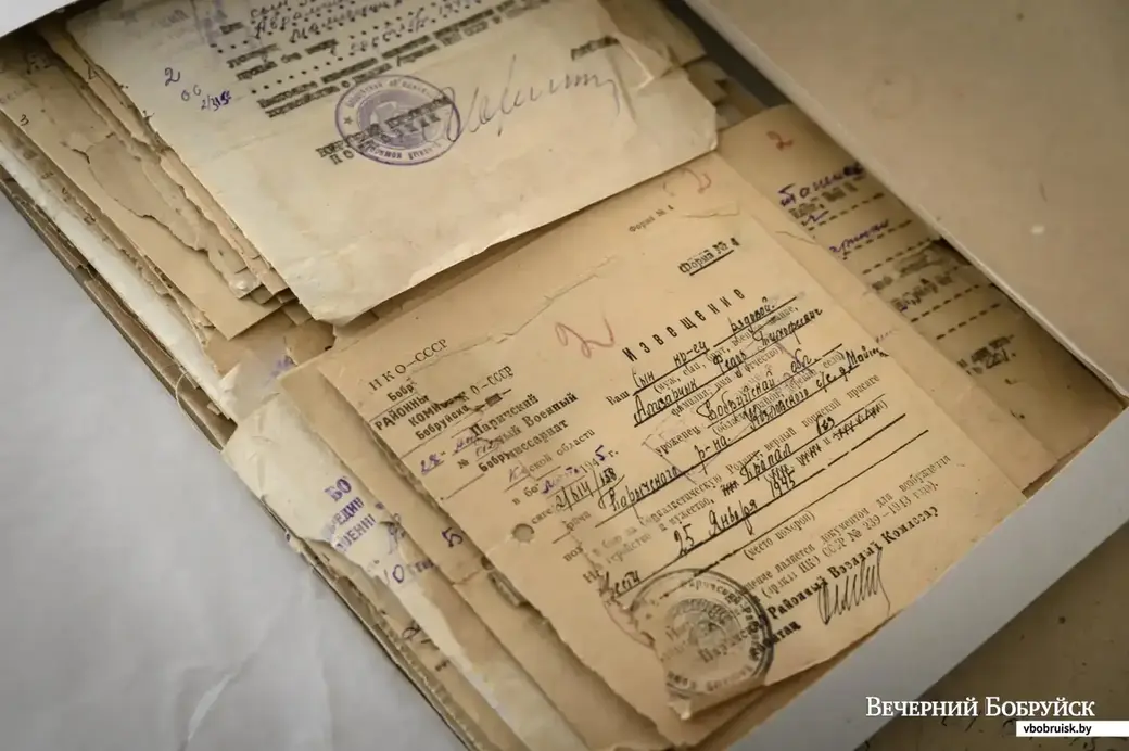 Сотни пожелтевших похоронок, собранных Владимиром Дубровским. От них и спустя десятилетия веет холодом… Фото Александра ЧУГУЕВА.