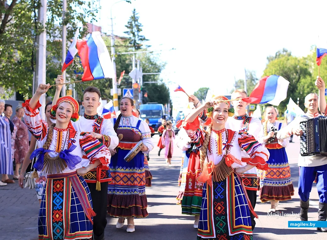 24 июня 2022 года. Праздничное шествие участников фестиваля «Венок дружбы» в Бобруйске.