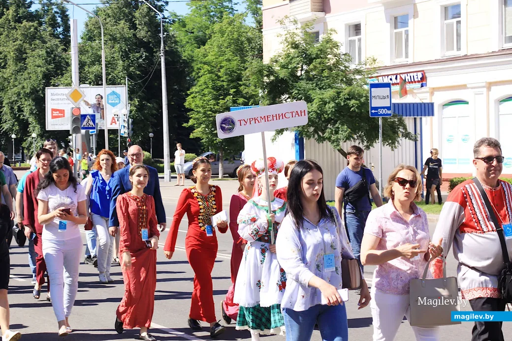 24 июня 2022 года. Праздничное шествие участников фестиваля «Венок дружбы» в Бобруйске.