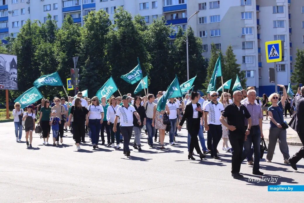 24 июня 2022 года. Праздничное шествие участников фестиваля «Венок дружбы» в Бобруйске.