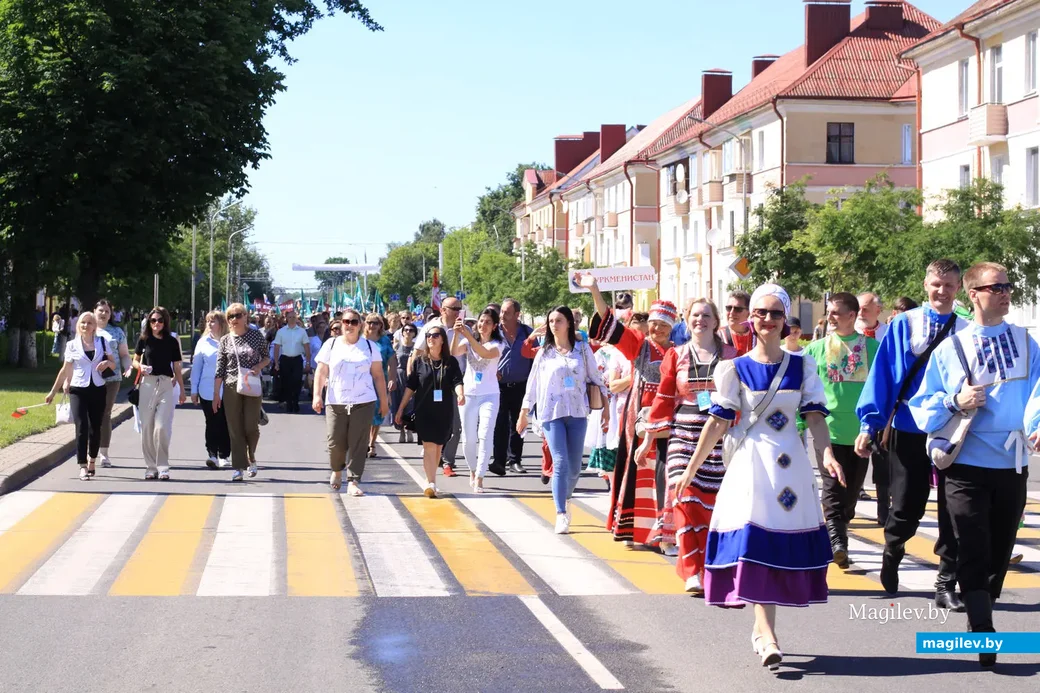 24 июня 2022 года. Праздничное шествие участников фестиваля «Венок дружбы» в Бобруйске.