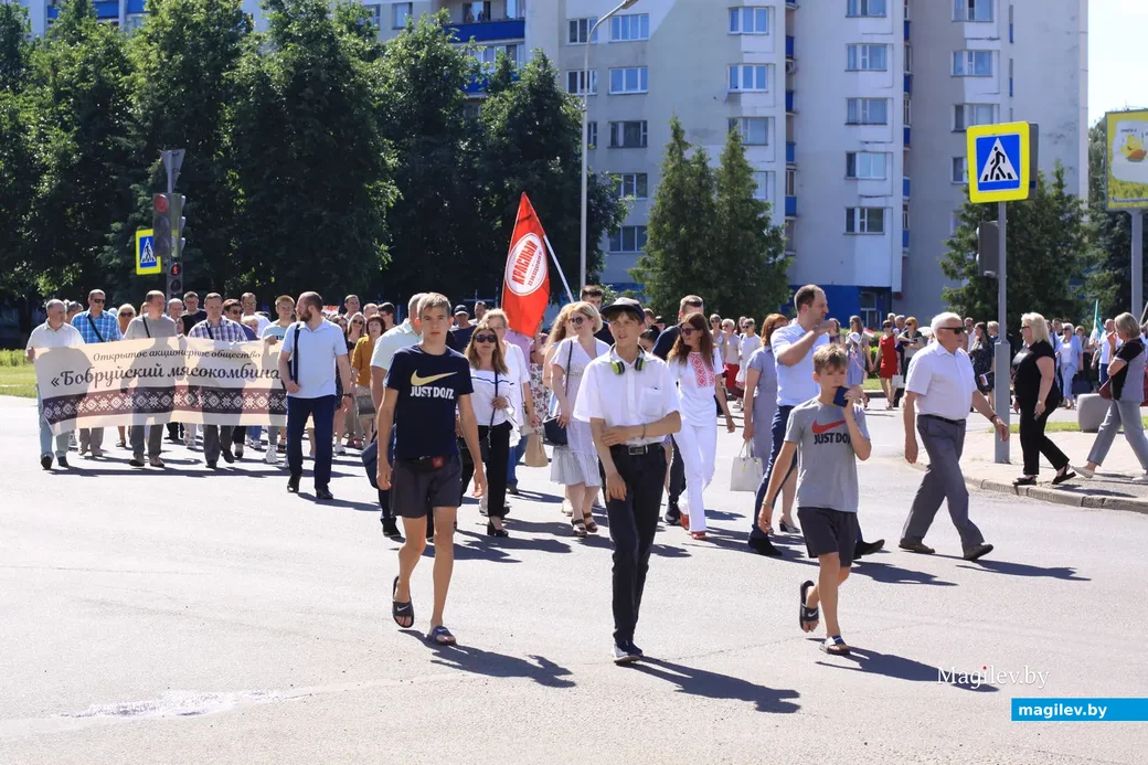 24 июня 2022 года. Праздничное шествие участников фестиваля «Венок дружбы» в Бобруйске.