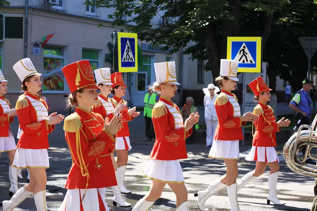 24 июня 2022 года. Праздничное шествие участников фестиваля «Венок дружбы» в Бобруйске.