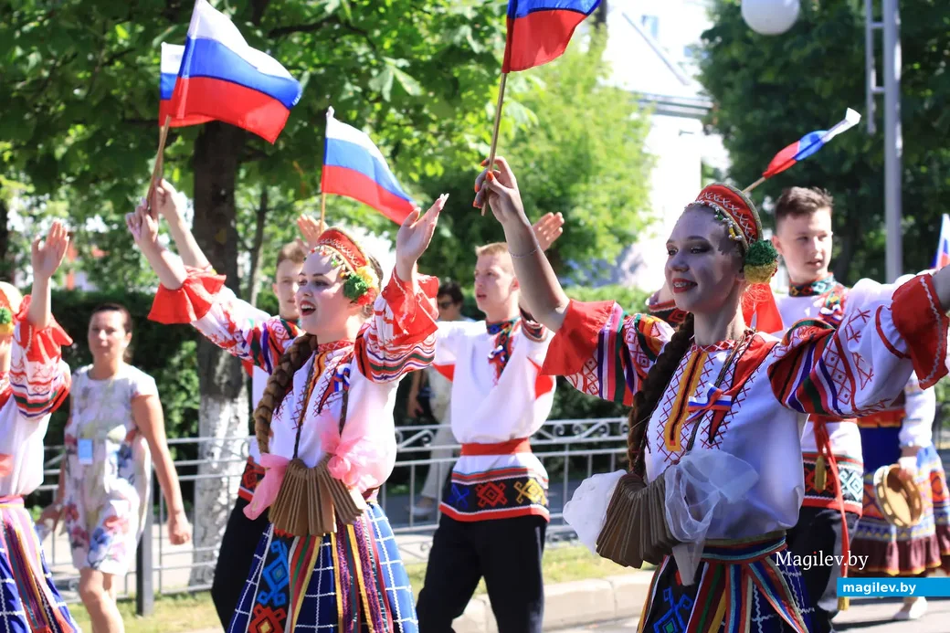 24 июня 2022 года. Праздничное шествие участников фестиваля «Венок дружбы» в Бобруйске.