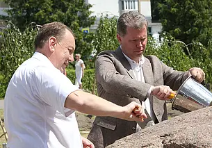В Бобруйске открыли сквер Дружбы, заложив в камень капсулу с посланием потомкам. Фотофакт