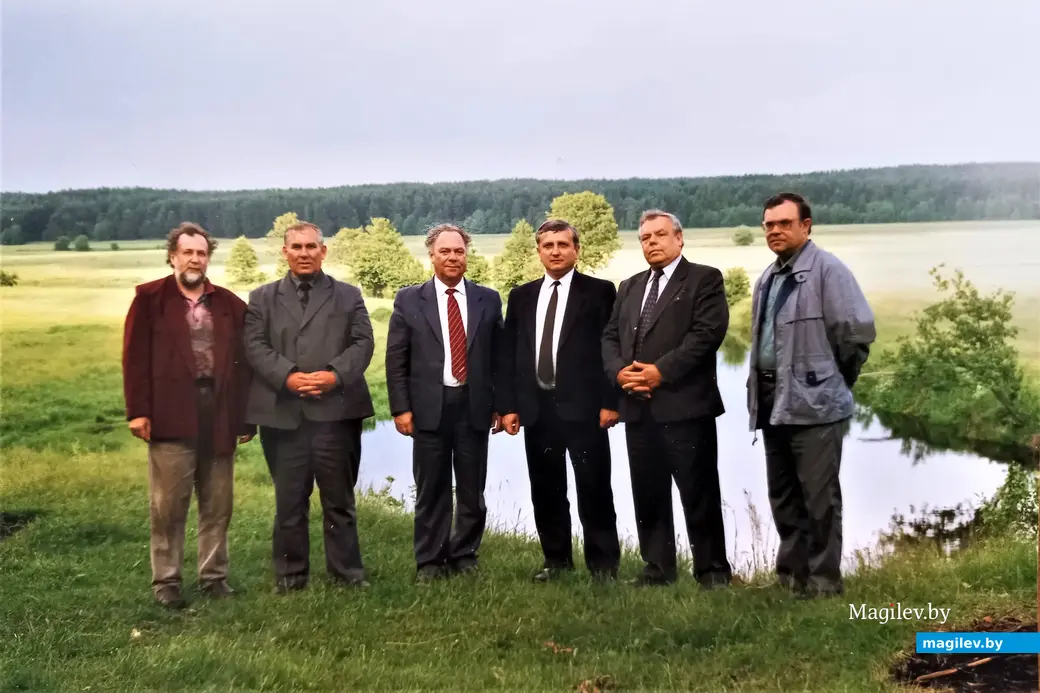 У озера. Крайний слева – Владимир Браиловский. 1990-е годы.