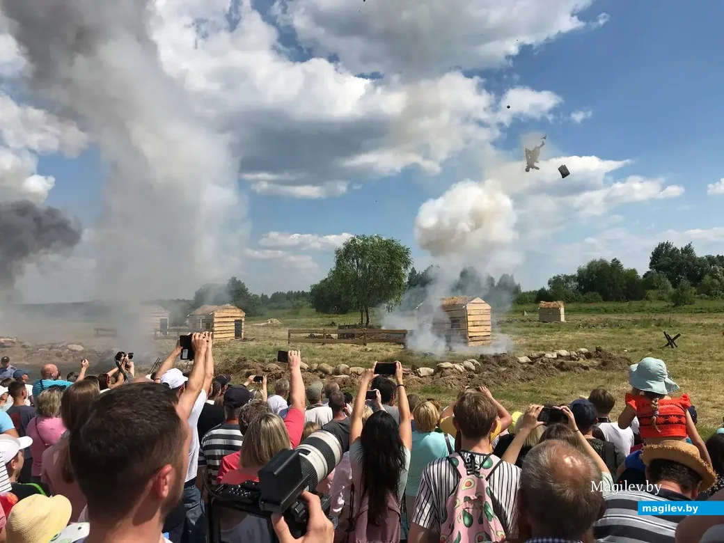 Например, когда в ходе боевых действий взрывался дом, из него вылетал муляж тела человека.