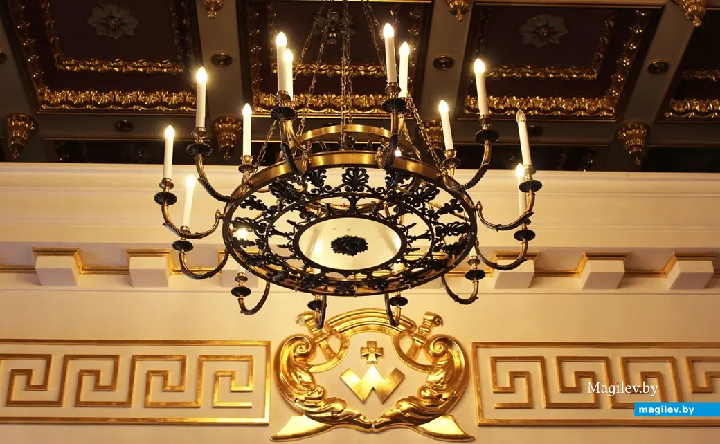 Потолок одного из залов с фамильным гербом Булгаков. Дворцово-парковый комплекс Булгаков в Жиличах. Кировский район Могилевской области. Апрель 2023 года.