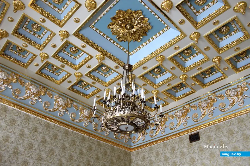 Убранство потолка одного из залов. Дворцово-парковый комплекс Булгаков в Жиличах. Кировский район Могилевской области. Апрель 2023 года.