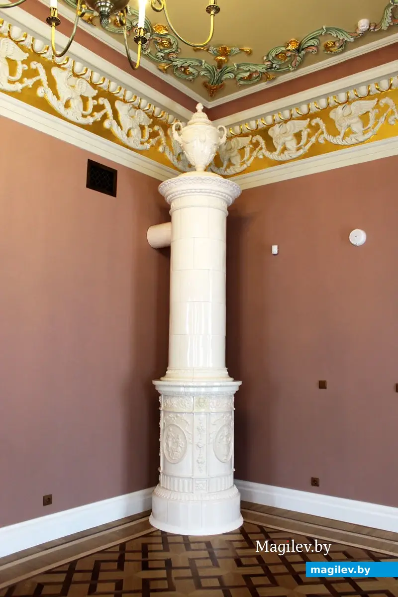 Печь одного из залов. Дворцово-парковый комплекс Булгаков в Жиличах. Кировский район Могилевской области. Апрель 2023 года.