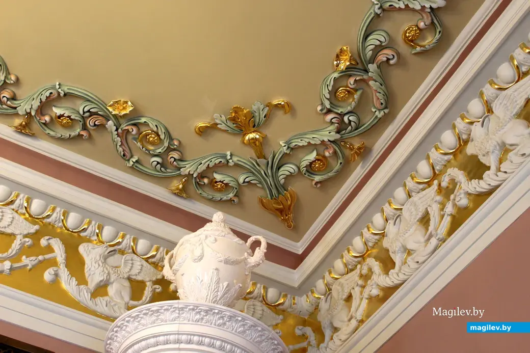 Убранство потолка одного из залов. Дворцово-парковый комплекс Булгаков в Жиличах. Кировский район Могилевской области. Апрель 2023 года.