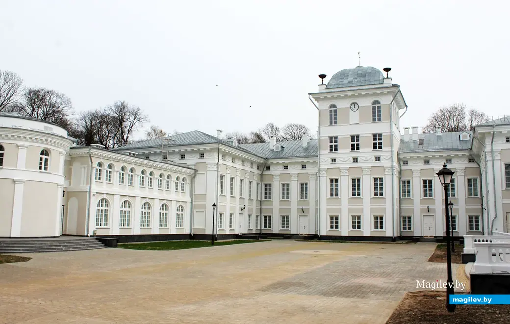 Дворцово-парковый комплекс Булгаков в Жиличах. Кировский район Могилевской области. Апрель 2023 года.