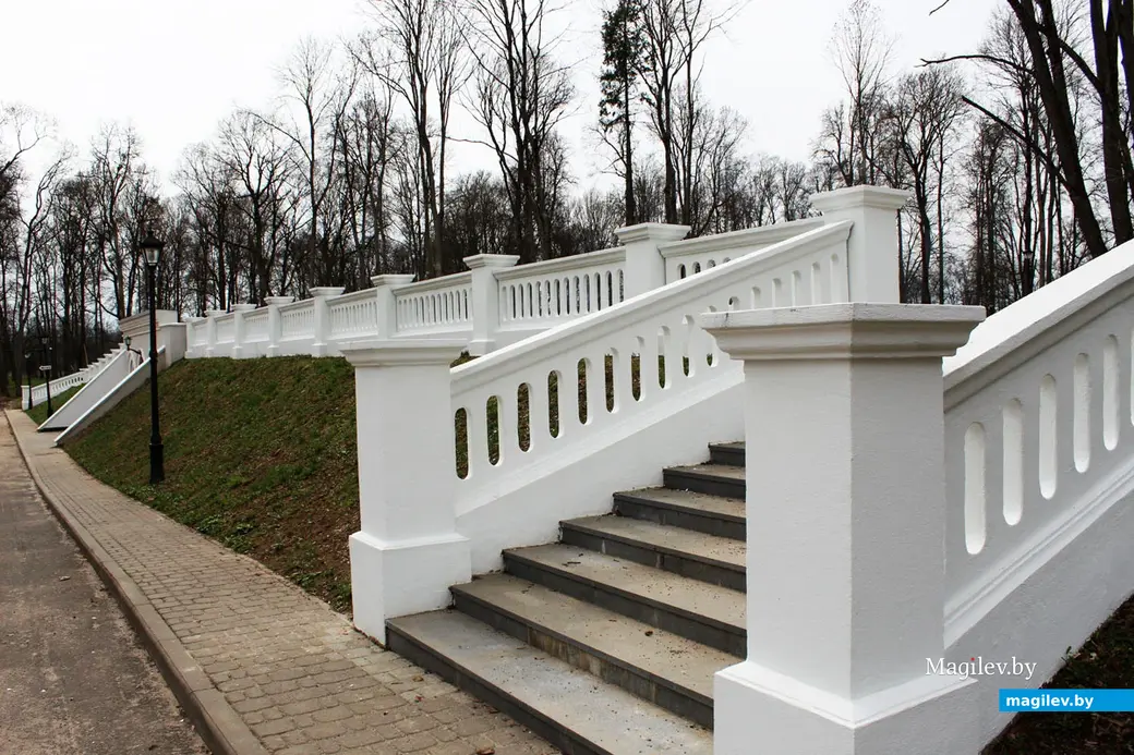 Дворцово-парковый комплекс Булгаков в Жиличах. Выход в парк. Кировский район Могилевской области. Апрель 2023 года.