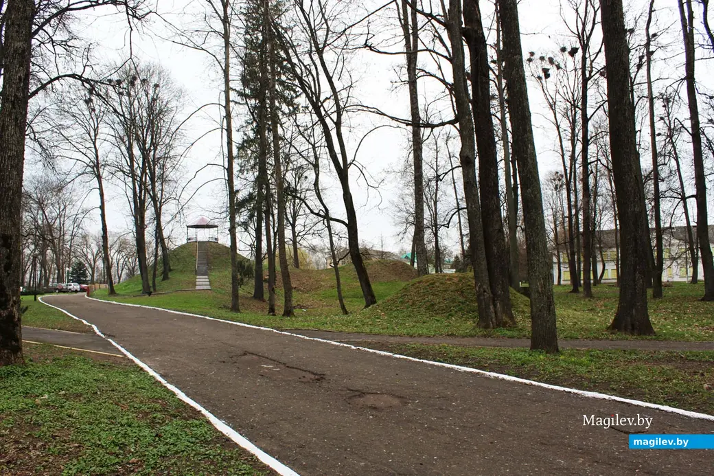 Дворцово-парковый комплекс Булгаков в Жиличах. Парк. Кировский район Могилевской области. Апрель 2023 года.