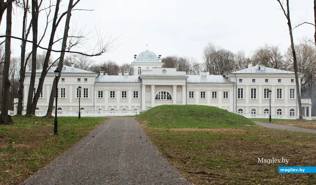Дворцово-парковый комплекс Булгаков в Жиличах. Кировский район Могилевской области. Апрель 2023 года.
