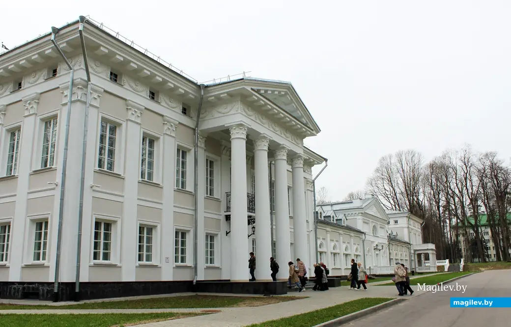 Вход в центральный экспозиционный корпус. Дворцово-парковый комплекс Булгаков в Жиличах. Кировский район Могилевской области. Апрель 2023 года.