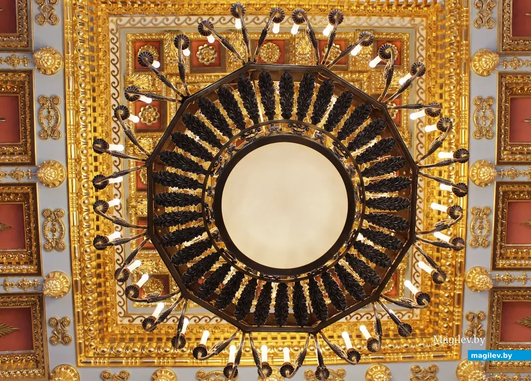 Потолок одного из залов. Дворцово-парковый комплекс Булгаков в Жиличах. Кировский район Могилевской области. Апрель 2023 года.