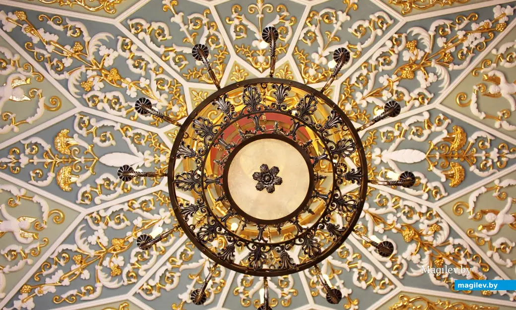 Убранство потолка одного из залов. Дворцово-парковый комплекс Булгаков в Жиличах. Кировский район Могилевской области. Апрель 2023 года.