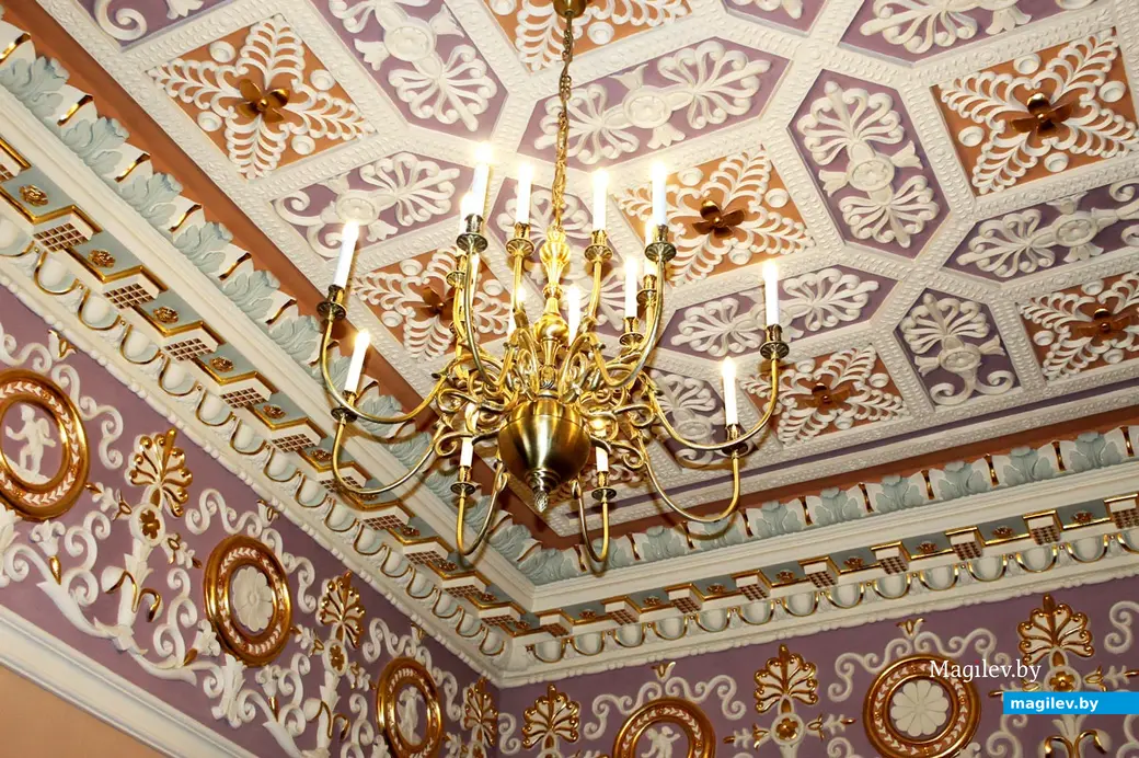 Убранство потолка одного из залов. Дворцово-парковый комплекс Булгаков в Жиличах. Кировский район Могилевской области. Апрель 2023 года.