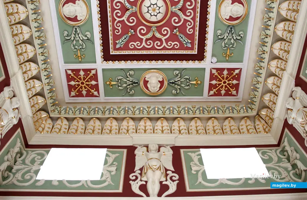 Убранство потолка одного из залов. Дворцово-парковый комплекс Булгаков в Жиличах. Кировский район Могилевской области. Апрель 2023 года.