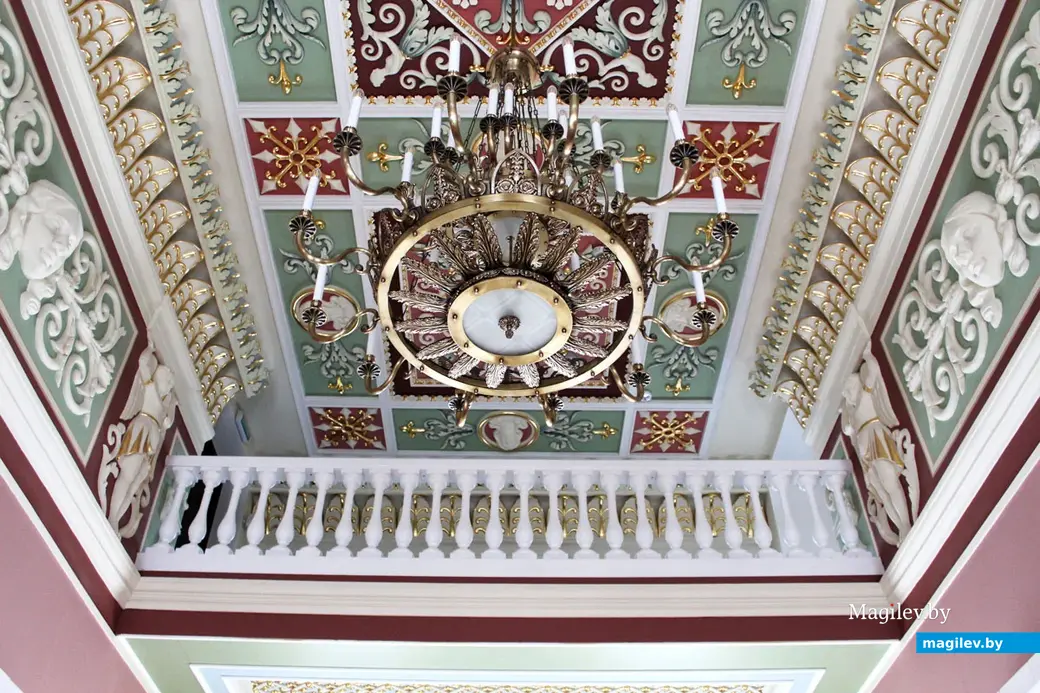 Убранство потолка одного из залов. Дворцово-парковый комплекс Булгаков в Жиличах. Кировский район Могилевской области. Апрель 2023 года.