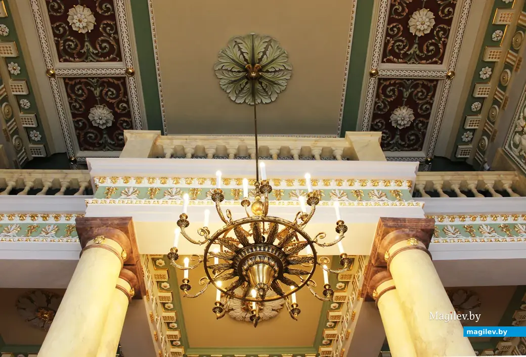 Убранство потолка одного из залов. Дворцово-парковый комплекс Булгаков в Жиличах. Кировский район Могилевской области. Апрель 2023 года.