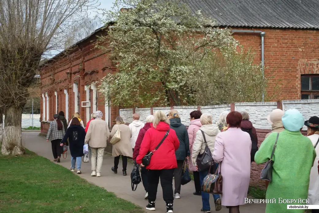 Около полусотни бобруйчан отправились экскурсию «Прогулка по улице Семёновской», организованную Бобруйским краеведческим музеем. Фото: bobruisk.ru