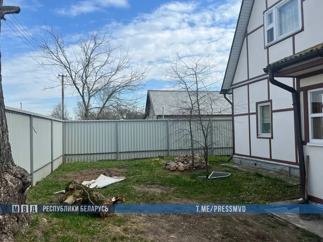 В Могилевском районе при участии ОМОН задержан подозреваемый в убийстве. Могилевский район, деревня Голынец-1, 19.04.2023 г. Фото: t.me/uvdmogilev