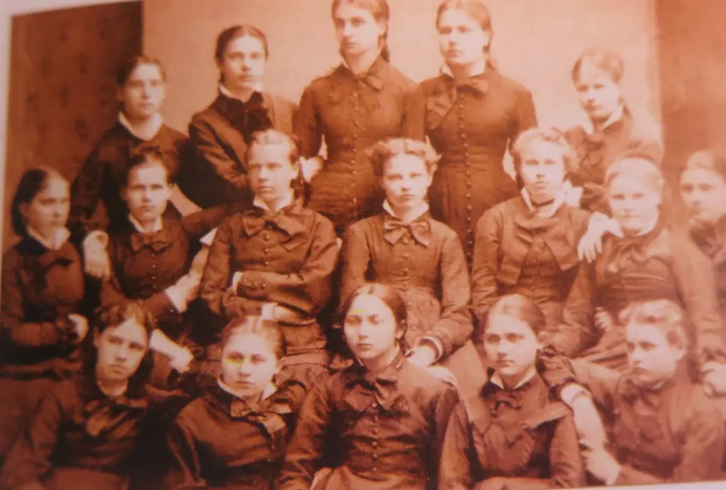 Могилевские гимназистки, конец XIX века. Фото из книги «Очерки истории образования Могилевщины».