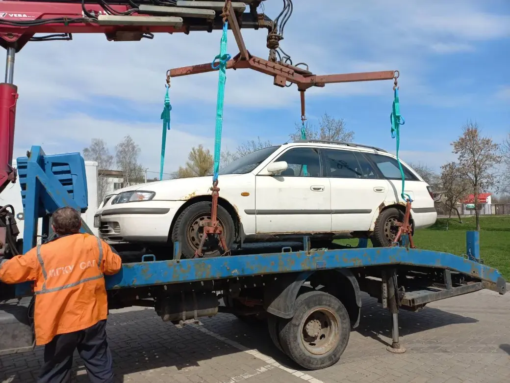 Эвакуация автохлама в Могилеве. Фото https://t.me/moymogilev