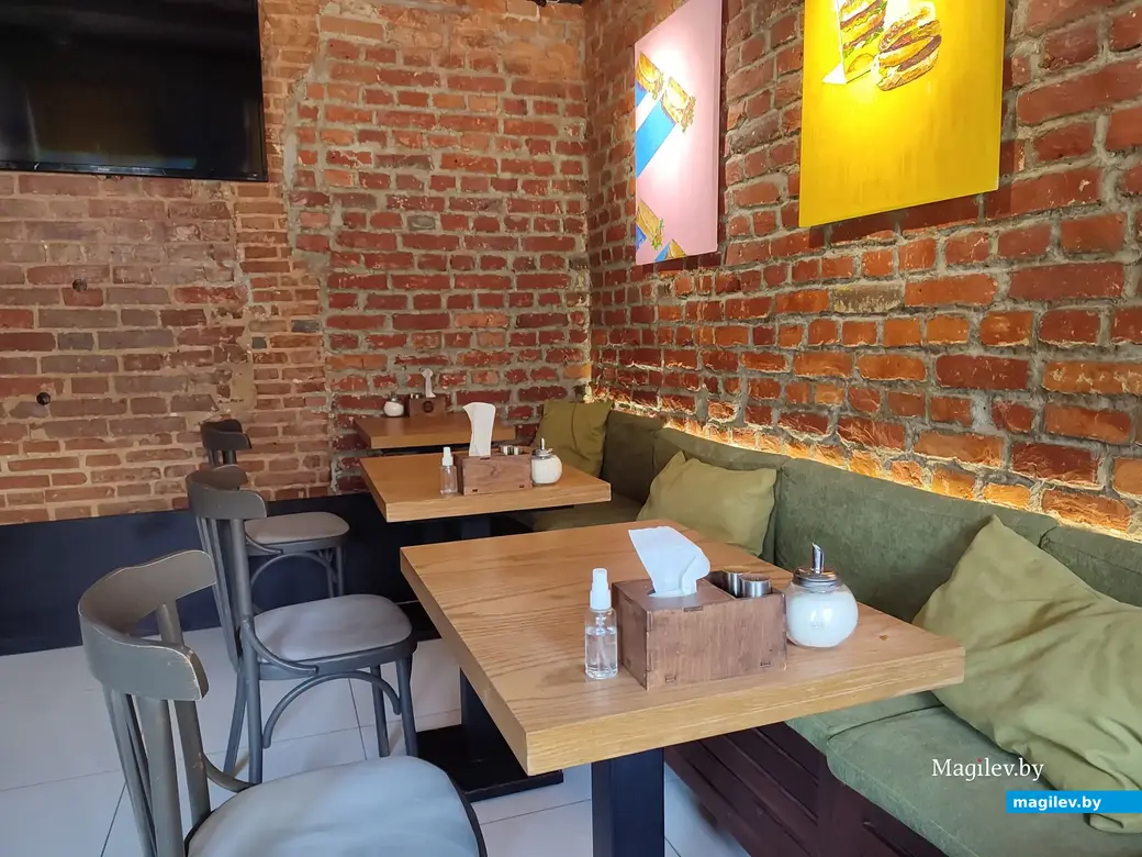 В первый день фестиваля много столиков в кафе днем были свободны.