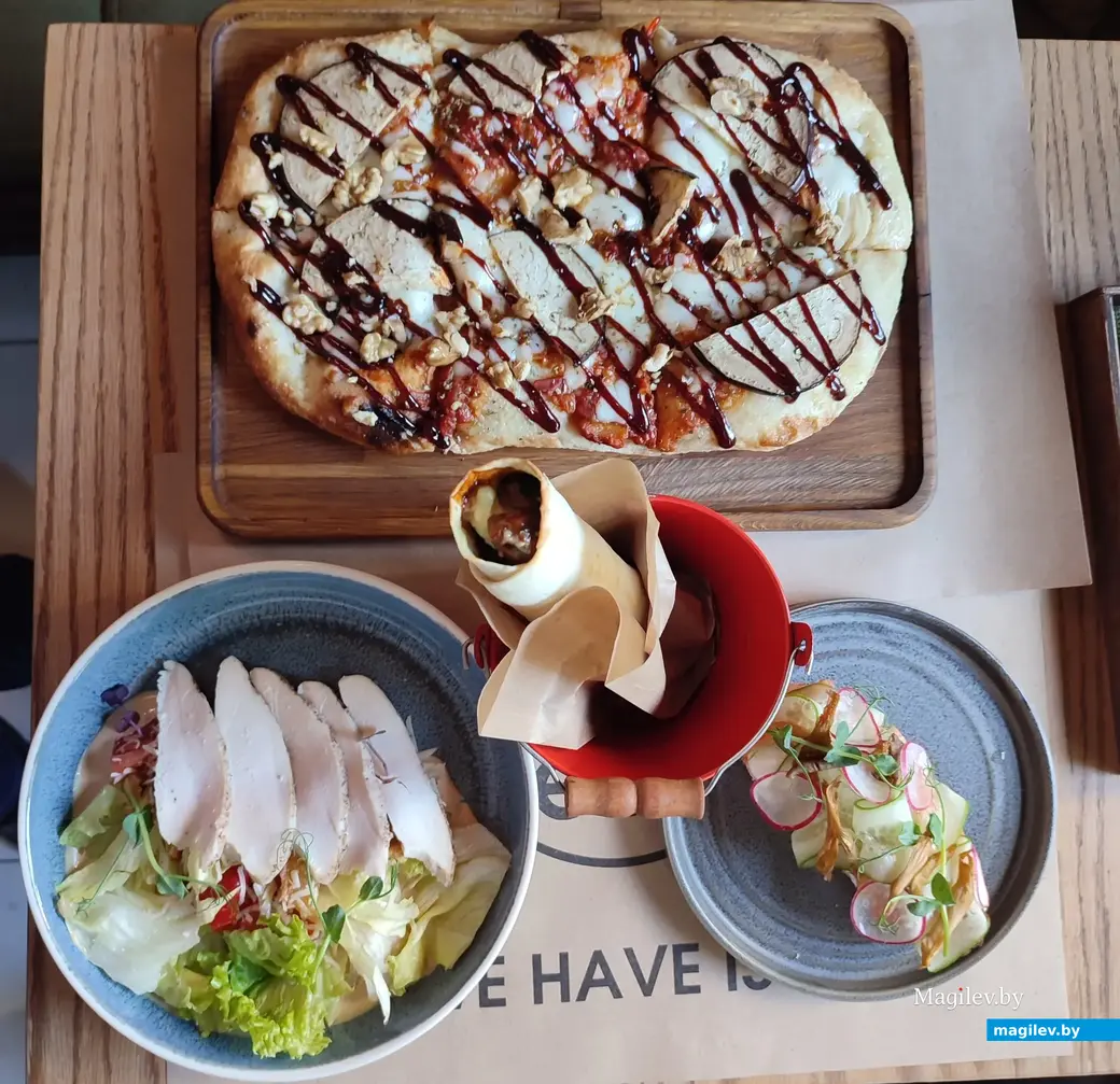 В фестивальном сете «Сел и съел» четыре блюда. Ролл с мидиями почетно устроился в красном ведерке.