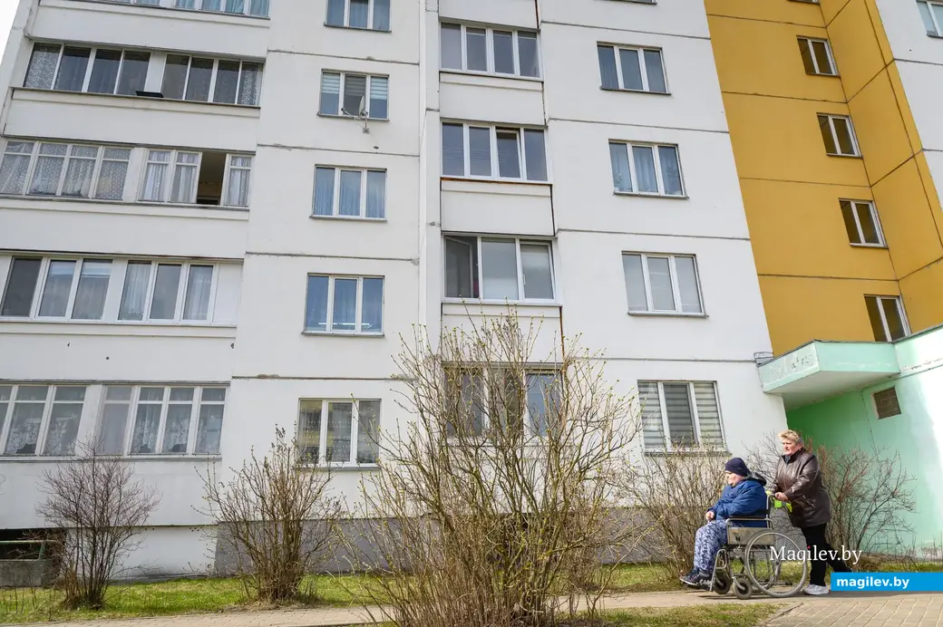 06.04.2023. Звездный проезд. Инвалид с детства Виталий Хлань со своей мамой Татьяной Александровной.