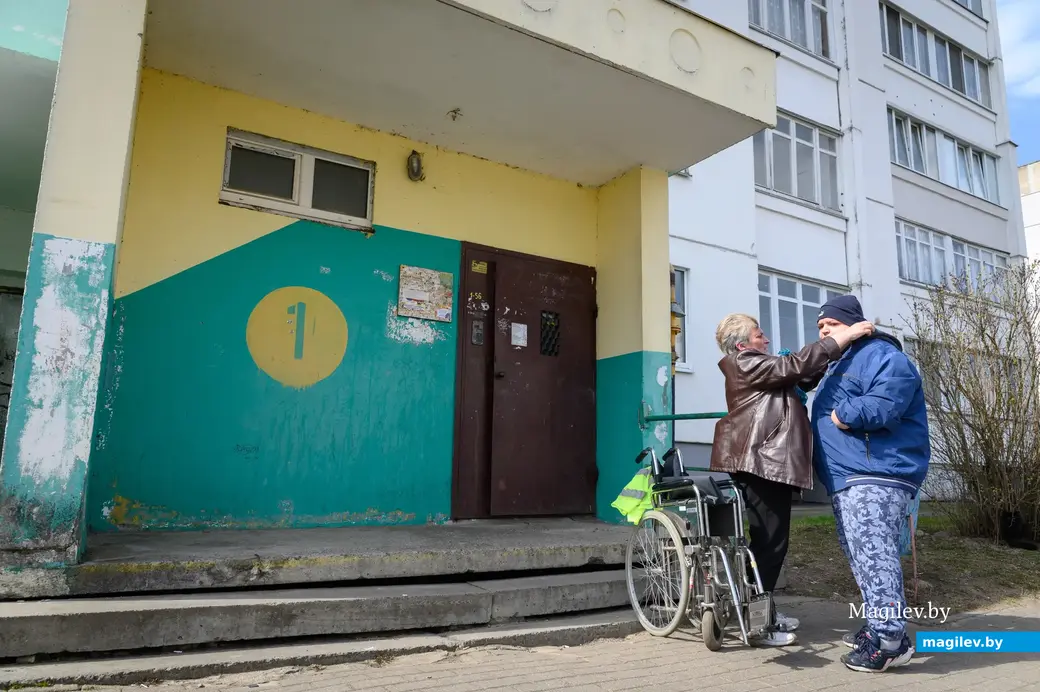 06.04.2023. Звездный проезд. Татьяна Александровна выезжает с Виталием на прогулку.