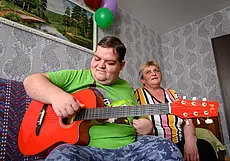 «Сначала была обида на весь мир». Бобруйчанка 27 лет ухаживает за сыном, который стал инвалидом после «Чернобыля»