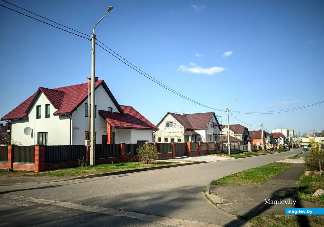 В переулках Павлова. Вдали виднеются корпуса Могилевского областного онкологического диспансера. Могилев, ул. Академика Павлова, 21 апреля 2023 года.