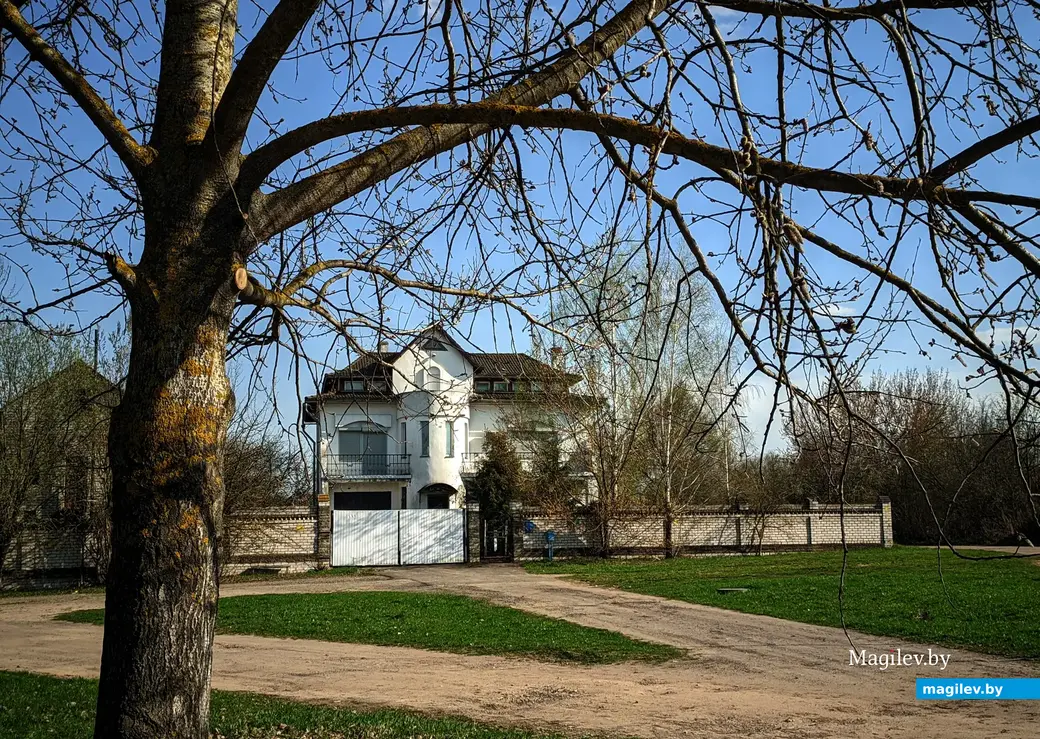 Могилевские замки. Все хорошо, только металлические ворота не вписываются в общую картину. Могилев, ул. Академика Павлова, 21 апреля 2023 года.