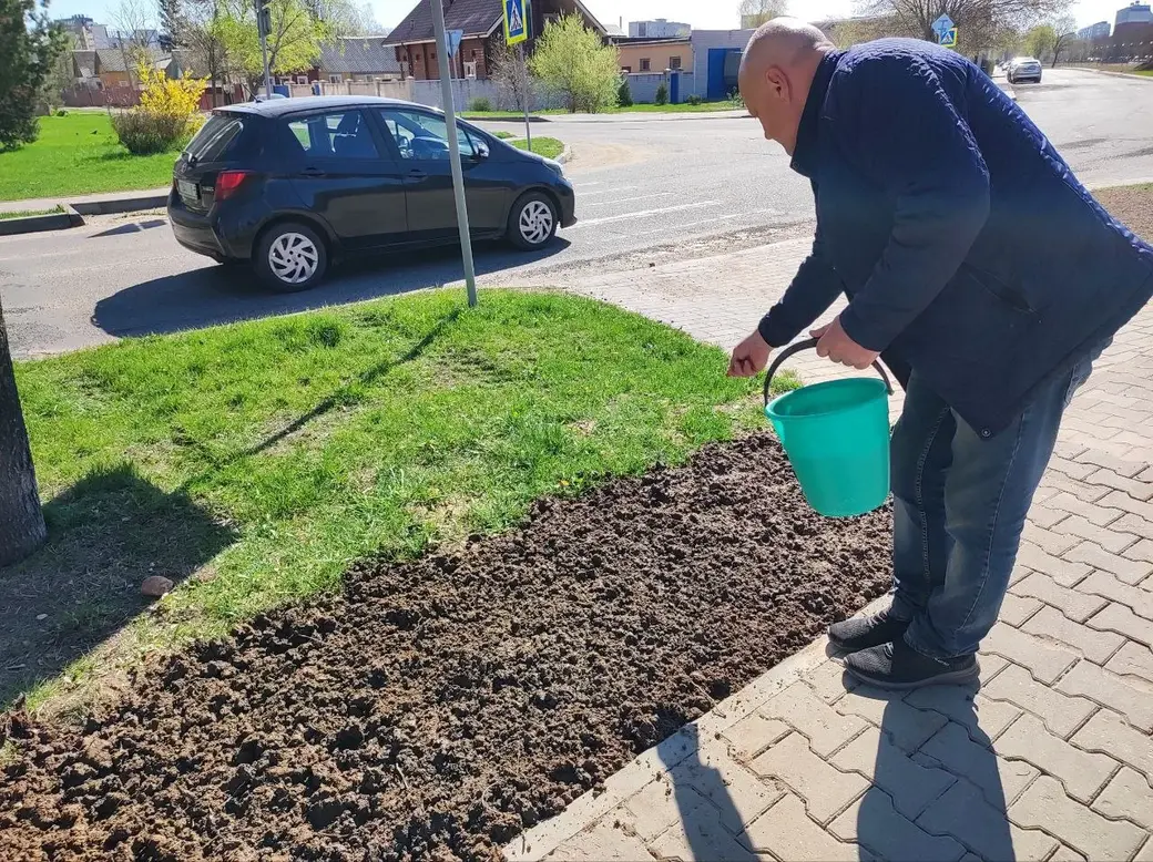 Cпециалисты «Могилевзеленстрой» трудятся над благоустройством территории. Могилев, 21.04.2023 г. Фото: t.me/moymogilev