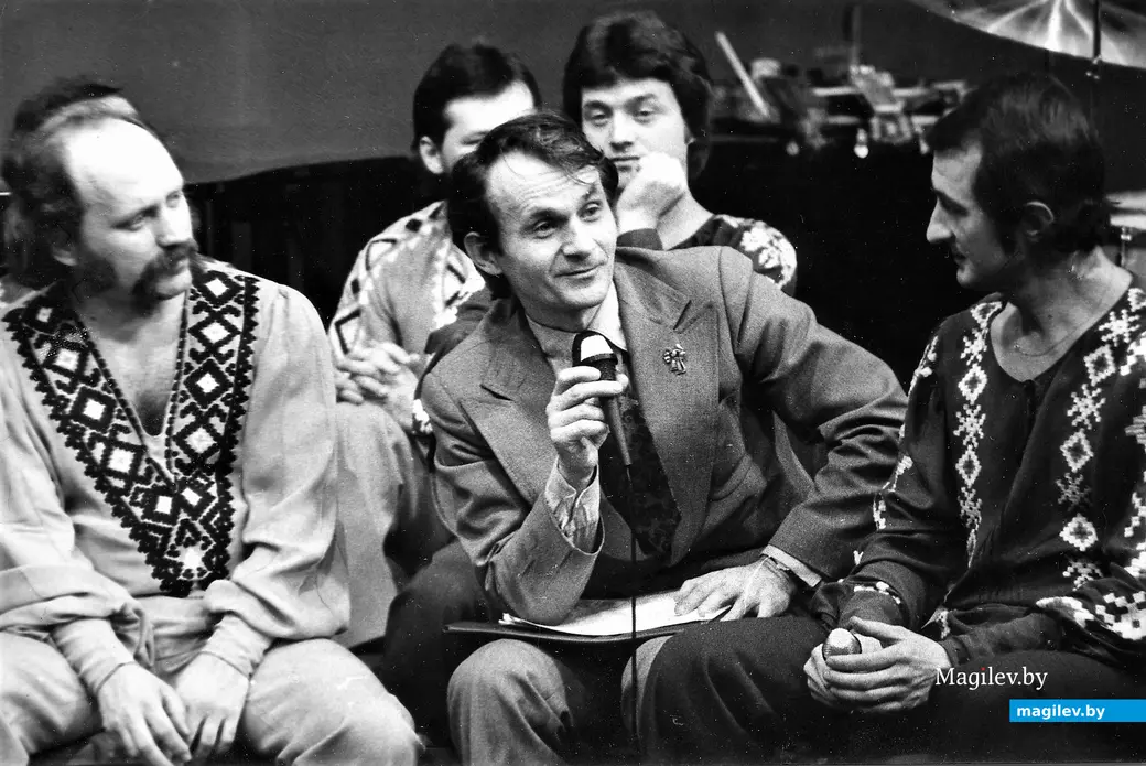 Композитор Игорь Лученок с «Песнярми». Фото Валерия Москалева (публикуется впервые).