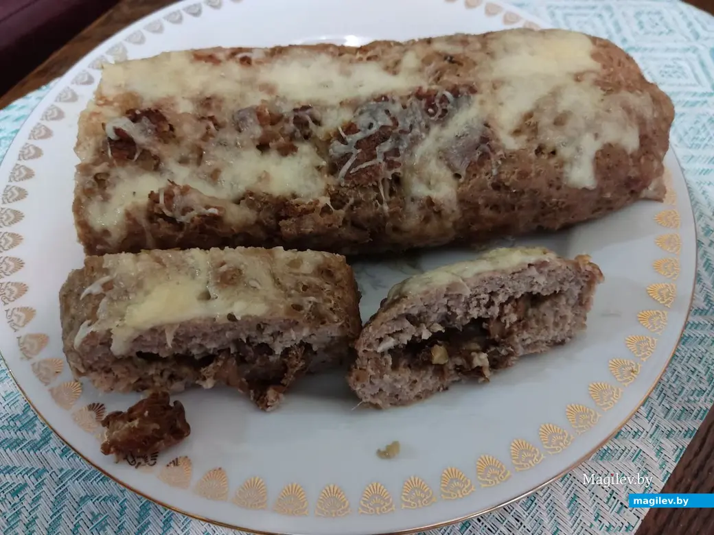 Мясной рулет с грибами готов.