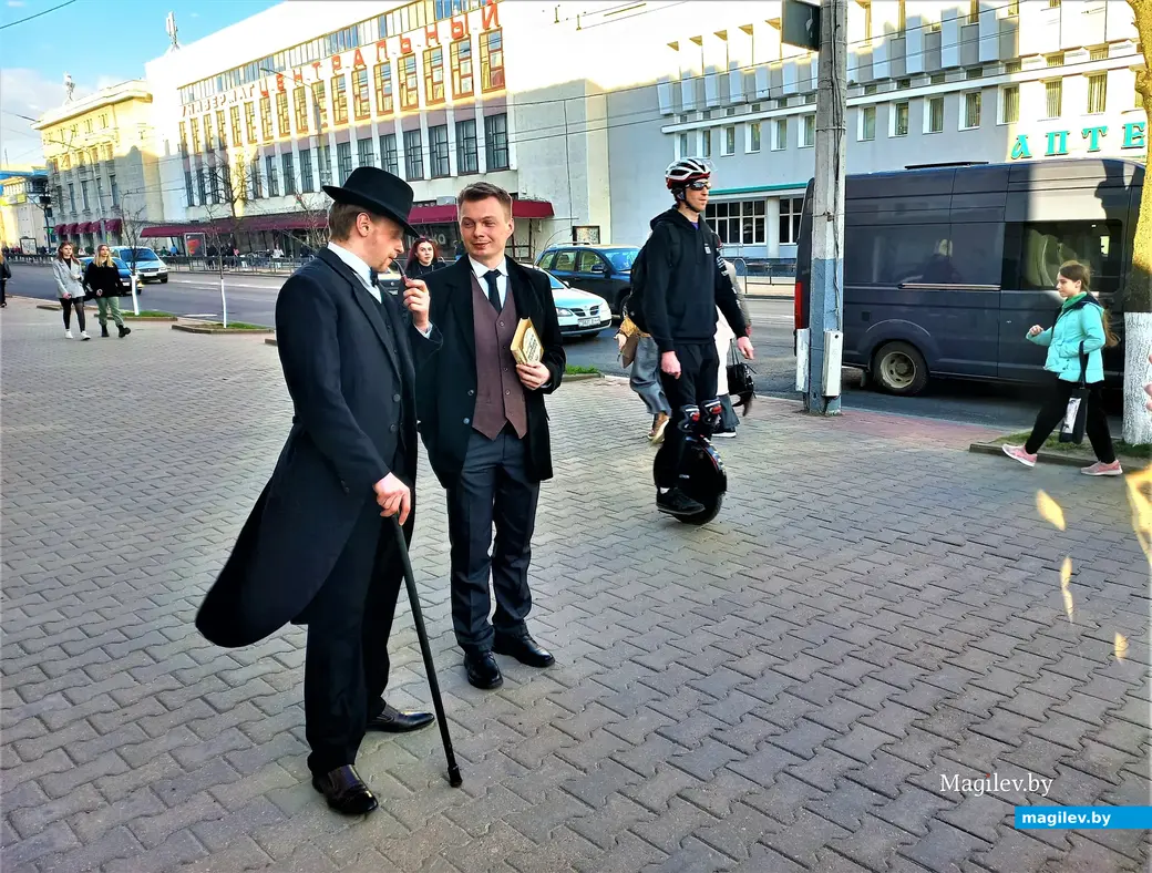 Литературные герои Артура Конан Дойла на Первомайской. «Библионочь у Карла Маркса». Могилев, 21.04.2023 года.