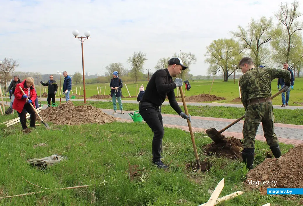 Представители управления Госкомитета судебных экспертиз по Могилевской области в парке Подниколья. Могилев. 22 апреля 2023 год.