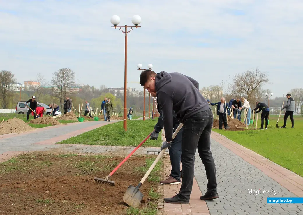Представители управления Госкомитета судебных экспертиз по Могилевской области в парке Подниколья. Могилев. 22 апреля 2023 год.